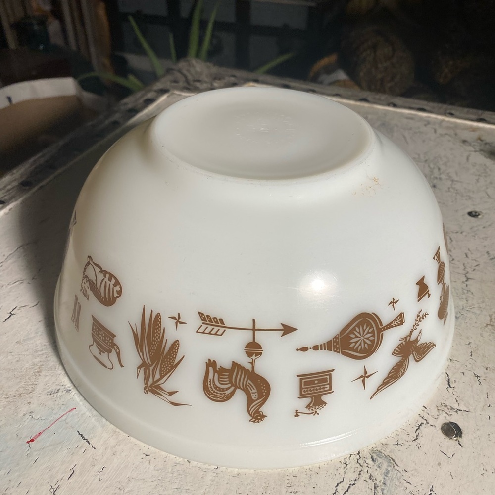 1Pyrex 403 Americana 2.5 Quart Mixing Bowl